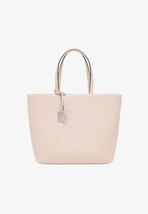 Borsa tote in pelle beige con logo impresso, texture liscia, hardware in argento, due manici superiori e un dettaglio con tag logo appeso.