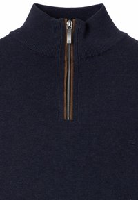 Dunkelblaues geripptes Strickpullover mit hohem Kragen und einem braun eingefassten silbernen Reißverschluss, der teilweise in der Mitte vorne geöffnet ist.