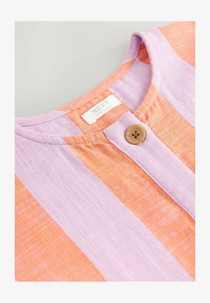 Oranž ja lavendel triibuline kangas topp ümmarguse kaelusega, millel on puidust nupp ja silt "NEXT". Tekstuuriga, kerge materjal.