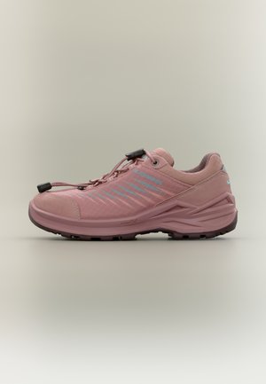 Svijetloroza planinarska cipela s teksturiranom gornjom stranom, kontrastnim plavim prugama i crnim sustavom za vezanje sa zamačkom; ima čvrst crni potplat.