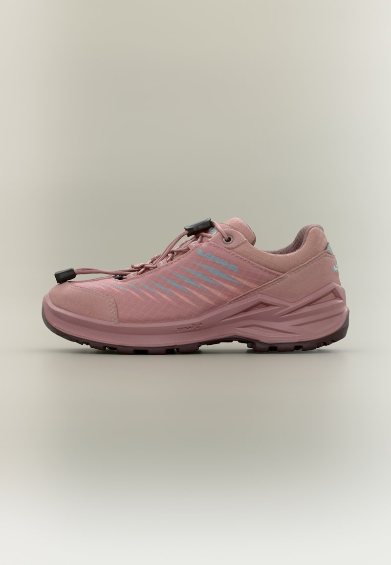 Lichtroze wandelschoen met een gestructureerd bovenwerk, contrasterende blauwe strepen en een zwart trekkoordsluitingssysteem; voorzien van een robuuste zwarte zool.