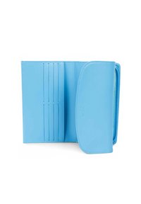 Portafoglio blu in pelle con più scomparti per carte, texture liscia e chiusura a patta curva. Presenta un logo impressa all'interno.