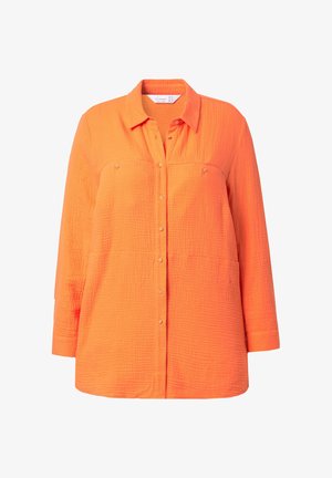 Oranžová košile na knoflíky vyrobená z texturované látky, s dlouhými rukávy, kapsami na prsou a volným střihem.