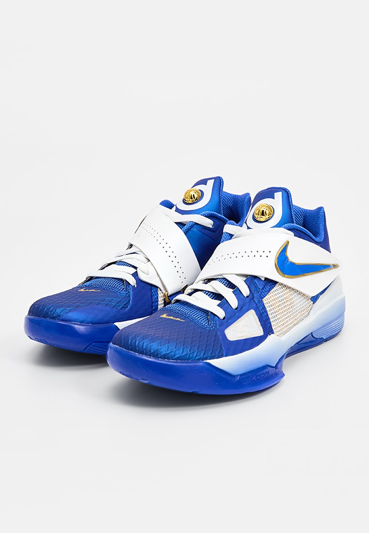 Niebieskie buty sportowe z siateczkową i syntetyczną cholewką, z białymi paskami, złotymi akcentami i teksturowanym wykończeniem. Lekka podeszwa poprawia wydajność.