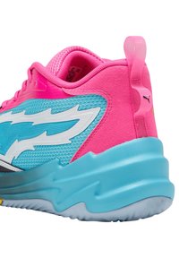 Baskets présentant une combinaison de couleurs rose et turquoise, un dessus en maille texturée, un col rembourré et une semelle intermédiaire bleue ondulée avec un accent logo blanc.