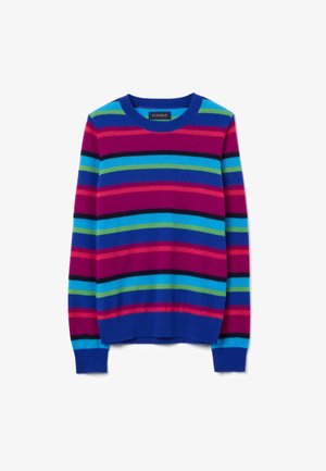 Gestreepte sweater van zacht materiaal. Heeft horizontale strepen in paars, blauw, groen en rood, met een blauwe geribbelde halslijn en mouwen.