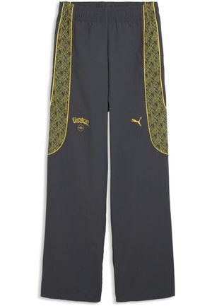Mørkegrå bukser med gule geometriske sidelommer, elastisk talje, gult Pokémon-logo og Puma-logo på fronten.