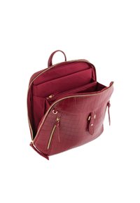 Czerwony plecak ze skóry wytłaczanej wzorem krokodyla, z złotymi zamkami, dwoma przegrodami i górnym uchwytem. Wnętrze wyłożone miękką tkaniną.