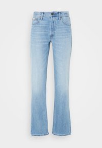 Jeans de mezclilla azul claro con diseño de pierna acampanada, que cuentan con un botón de latón, cinco bolsillos y un ligero desvanecimiento para un efecto de desgaste.