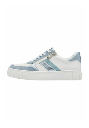 Sneaker bianco con accenti blu chiaro, dotato di un upper in pelle liscia, dettagli in tessuto, suola testurizzata e una cerniera laterale.