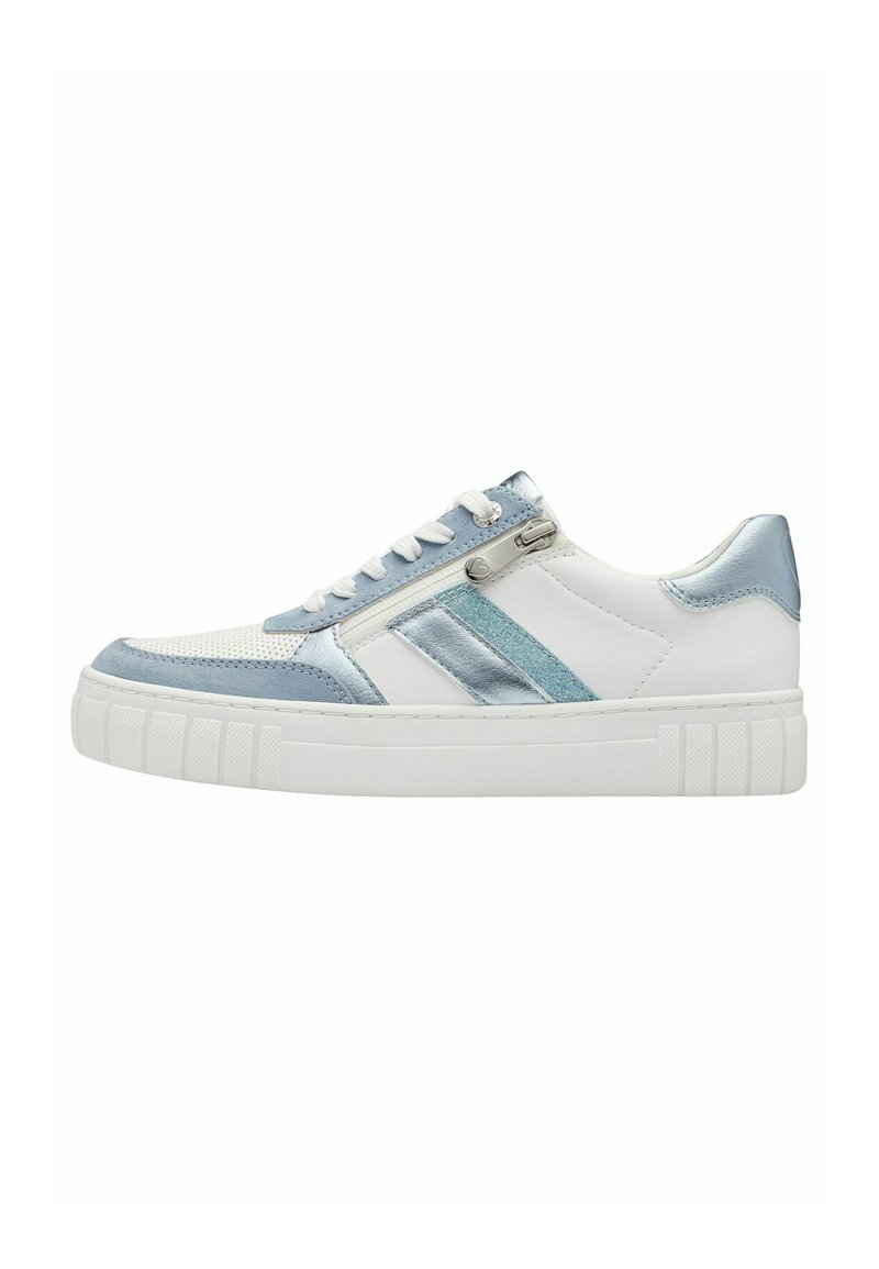 Sneaker bianco con accenti blu chiaro, dotato di un upper in pelle liscia, dettagli in tessuto, suola testurizzata e una cerniera laterale.