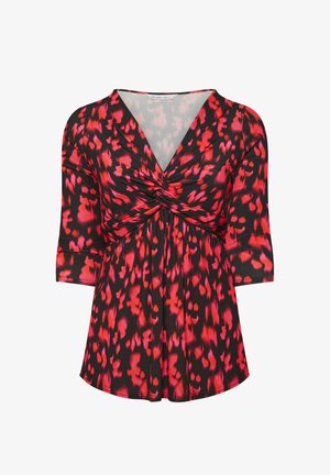 Zwarte top met een V-halslijn, met een gedraaide voorkant bij de taille. Het heeft driekwart mouwen met een abstract patroon in rood en roze.