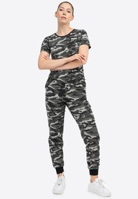 Lonsdale Pantalones cargo - camo grey