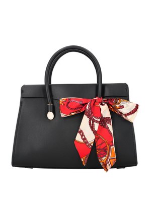 Zwarte gestructureerde handtas met afgeronde handvatten en een rood-wit patroon zijden sjaal, voorop gestrikt.