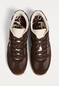 Stradivarius Sneakers basse - brown