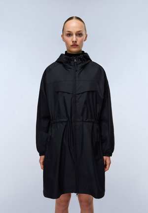 Zwarte lichte regenjas met een ritssluiting aan de voorkant, een capuchon met trekkoord, een elastische taille en zakken. Heeft een gladde textuur en een relaxte pasvorm.
