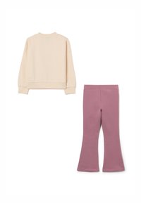 Sudadera crema con puños y cuello acanalados, combinada con pantalones de campana morados, ambos en telas suaves, que muestran un diseño simple y cohesivo.