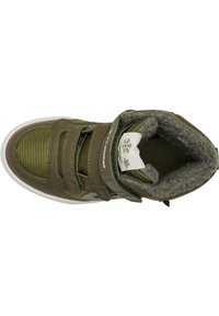 Sneaker verde alto con tomaia in mesh e fodera in tessuto, dotato di due cinturini in velcro e dettagli con collo alla caviglia imbottito.