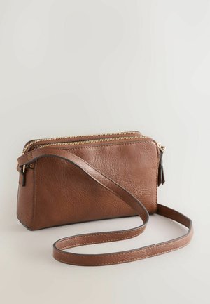 Braune Leder-Crossbody-Tasche mit strukturiertem Finish, goldfarbenem Reißverschluss und einem abnehmbaren Tragegurt. Kompakte rechteckige Form mit dezentem Nähen.