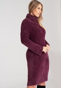 Plüschiges, lila Strickkleid mit hohem Kragen, langen Ärmeln und schmaler Silhouette, das eine weiche Textur und einen hüftlangen Schnitt aufweist.