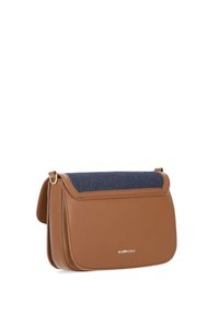 Borsa a tracolla in pelle marrone con un cappuccio in denim blu scuro, forma rettangolare e dettagli in hardware dorato. Superficie testurizzata con particolari cuciti.