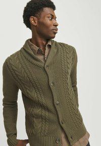 Jack & Jones CRAIG SHAWL NECK - Vesta na kopčanje - canteen