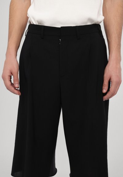 Černé elegantní kalhoty z lehkého materiálu s rovný střih, plochým předním dílem a diskrétním zapínáním na zip.