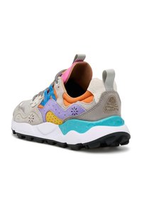 Sneaker multicolore con un mix di materiali in suede e mesh. Presenta accenti grigi, viola, arancioni e turchesi. Suola spessa bianca e grip testurizzato.