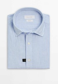 Camicia a righe blu e bianche con bottoni, realizzata in lino. Caratterizzata da un colletto classico, una lista con bottoni e un'etichetta nera "Regular Fit".