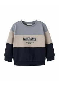 Dzieciowa bluzka z długim rękawem z niebieskimi, beżowymi i granatowymi blokami kolorów, z napisem "CALIFORNIA Original Urban Brand EST. 1986" na przodzie.