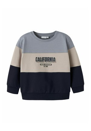 Kinder Sweatshirt mit langen Ärmeln in Blau, Beige und Marinefarben mit Farbblöcken, "CALIFORNIA Original Urban Brand EST. 1986" auf der Vorderseite bedruckt.