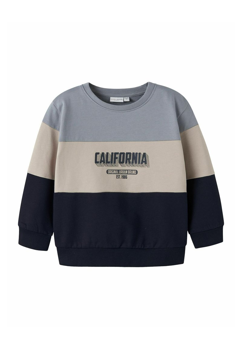 Dzieciowa bluzka z długim rękawem z niebieskimi, beżowymi i granatowymi blokami kolorów, z napisem "CALIFORNIA Original Urban Brand EST. 1986" na przodzie.