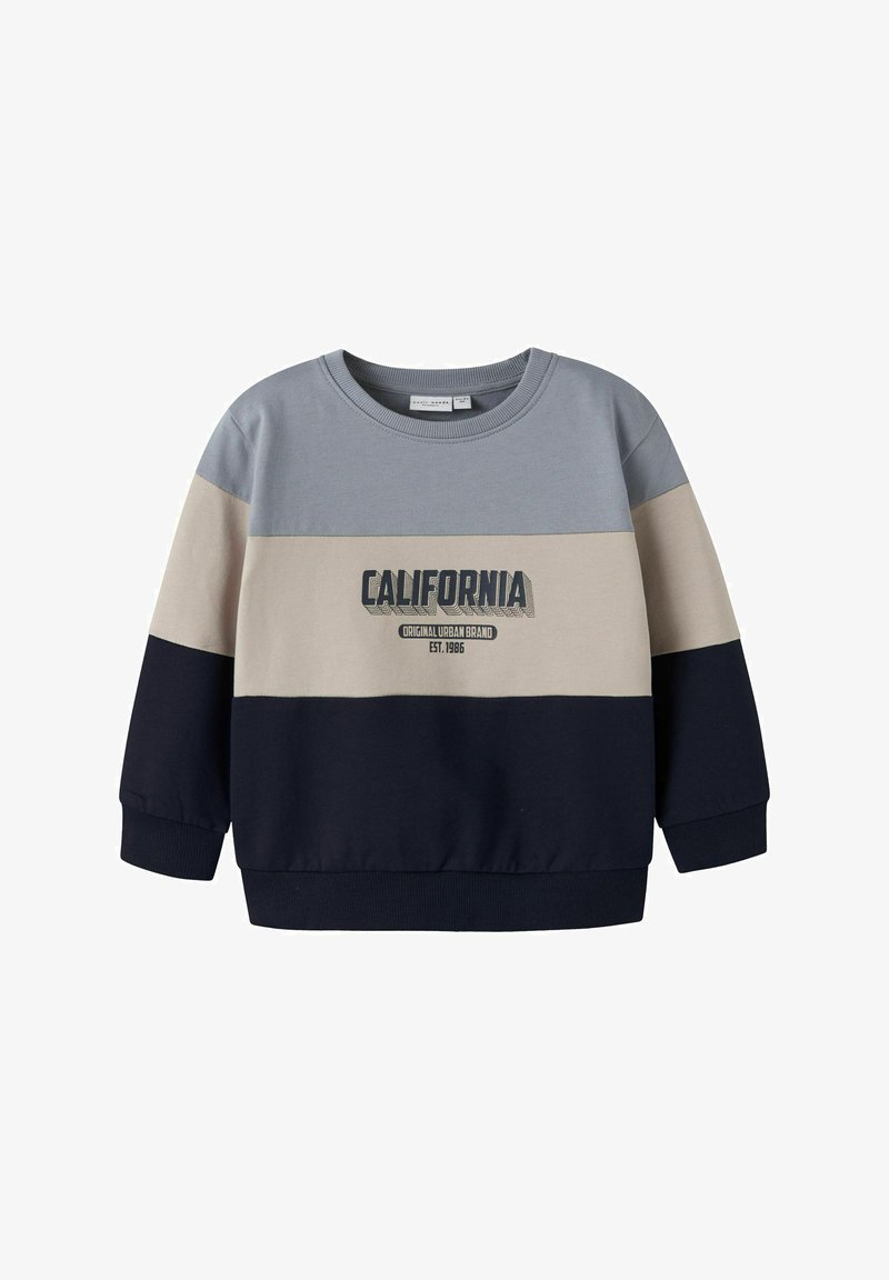 Dzieciowa bluzka z długim rękawem z niebieskimi, beżowymi i granatowymi blokami kolorów, z napisem "CALIFORNIA Original Urban Brand EST. 1986" na przodzie.
