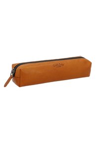 Astuccio portamine in pelle marrone di forma rettangolare, con superficie liscia, chiusura con zip e stampa del logo su un lato.