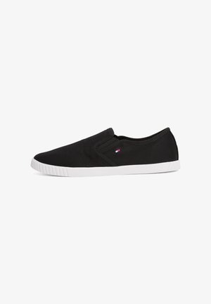 Czarne buty wsuwane wykonane z materiału kanvasowego, z białą gumową podeszwą i małym logo po boku. Gładka faktura i elegancki design.