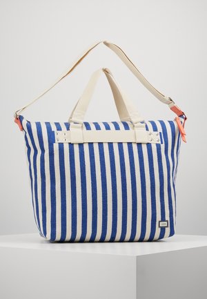 Blauw-wit verticale gestreepte shopper met twee korte handvatten en een lange verstelbare beige schouderband op een witte ondergrond.
