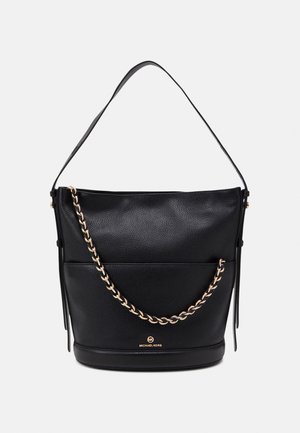 Bolso tipo cubo de cuero negro con detalle de cadena dorada, una sola correa para el hombro y el logo de Michael Kors en el centro delantero.