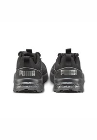 Zapatillas deportivas negras con parte superior de malla, acentos tonales y suela texturizada. Presenta un logotipo destacado en el talón y tiras para facilitar el calzado.