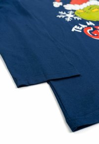 T-shirt in cotone blu navy con maniche lunghe, caratterizzato da una grafica di un personaggio verde, fiocchi di neve e la scritta "TEAM" in rosso e bianco.