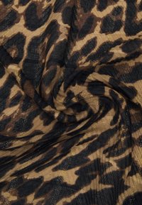 Leopardprintet stof med brune, sorte og gyldne nuancer; let, gennemsigtig tekstur med en subtil glans og blød fald.