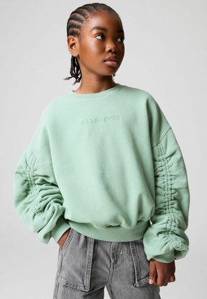 Mintgrüner Sweatshirt mit gerafften Ärmeln und gerippten Bündchen. Verfügt über ein geprägtes Logo auf der Vorderseite. Kombiniert mit grauen Cargo-Hosen.