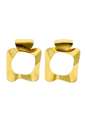 Pereche de cercei din metal auriu lucios, cu cercuri de formă pătrată neregulată și capete semi-circulare, pe un fundal alb.