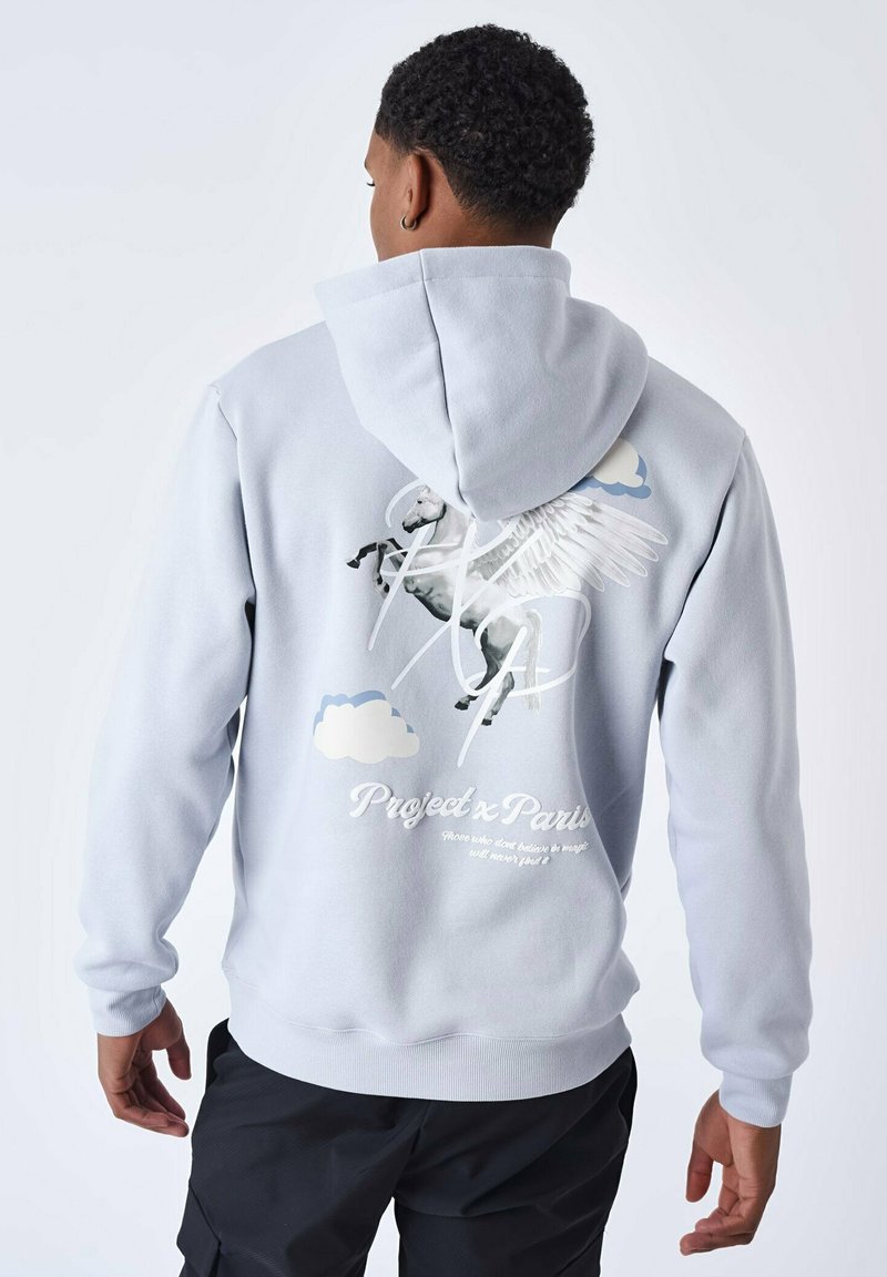 Hoodie gris clair avec un graphique de cheval ailé au dos, comportant des nuages et du texte. Fabriqué en tissu doux, avec une capuche à cordon de serrage et des poignets côtelés.
