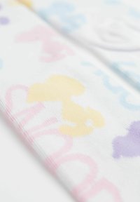 Tessuto di cotone con uno sfondo bianco che presenta forme colorate in pastello giallo, rosa, blu e viola. Texture morbida con un design giocoso.