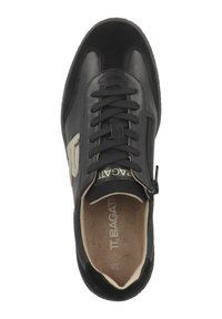 Zapatilla de cuero negra con cierre de cordones, detalle de cremallera, acentos de malla y logo beige. Suela plana con interior acolchado para mayor comodidad.