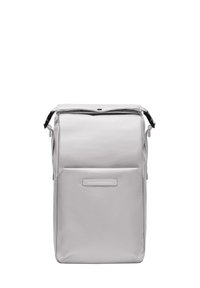 Sac à dos gris avec un extérieur texturé et résistant à l'eau. Équipé d'une poche frontale avec une fermeture éclair horizontale et de bretelles réglables.