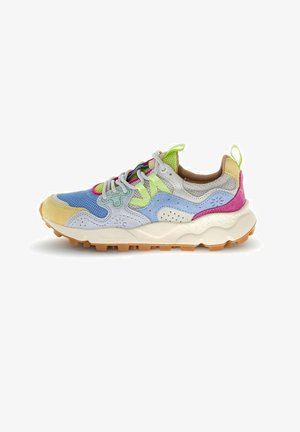 Scarpa da ginnastica multicolore con mesh blu, suede giallo, accenti rosa, dettagli verde neon, suola bianca e battistrada marrone, vista di profilo laterale.