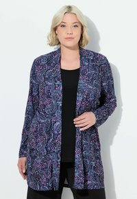 Cardigan lungo di un blu scuro con una stampa paisley in rosa e azzurro chiaro. Tessuto morbido con apertura frontale, maniche lunghe e spacchi laterali.