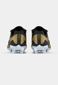 Scarpe da calcio con una parte superiore oro e nera, finitura testurizzata, suola bianca e tacchetti stampati per una maggiore aderenza.