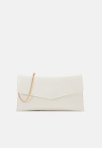 Vit kuvertväska av slät läder med en triangulär klaff och ett guldkedjesnor. Har rena linjer och en minimalistisk design.
